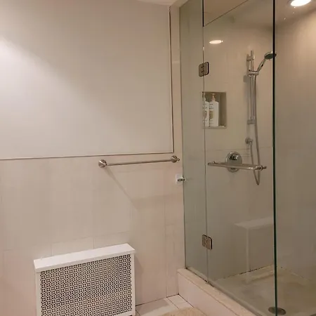 Private Suite In Forest Hill With Full Kitchen And Parking Toronto Exterior photo