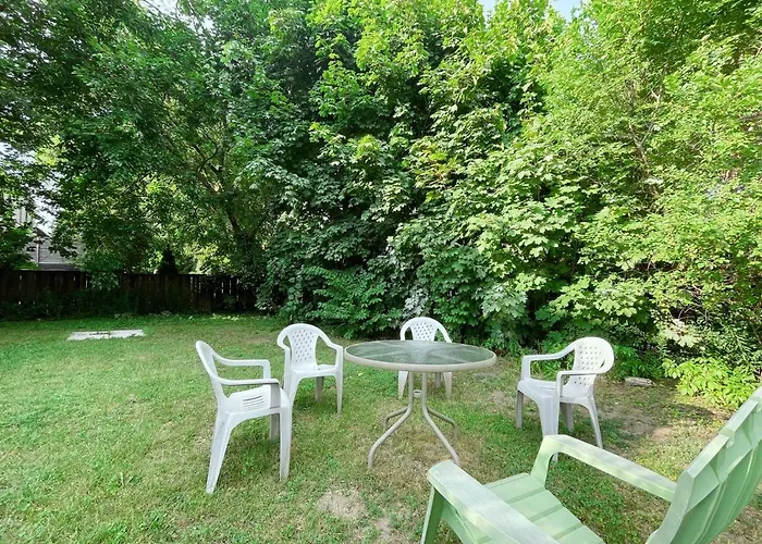 Private Suite In Forest Hill With Full Kitchen And Parking
