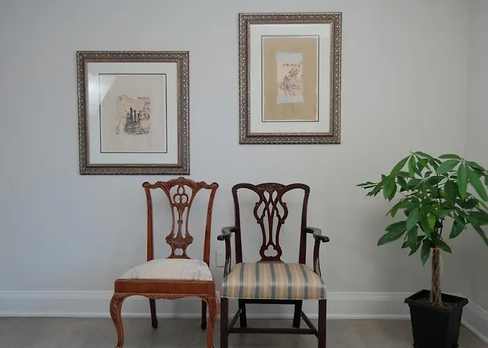 Private Suite In Forest Hill With Full Kitchen And Parking